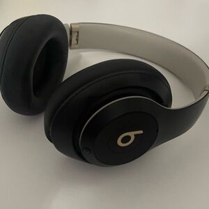 Beats Studio Pro Over-Ear Headphones ( With Case and Cables )